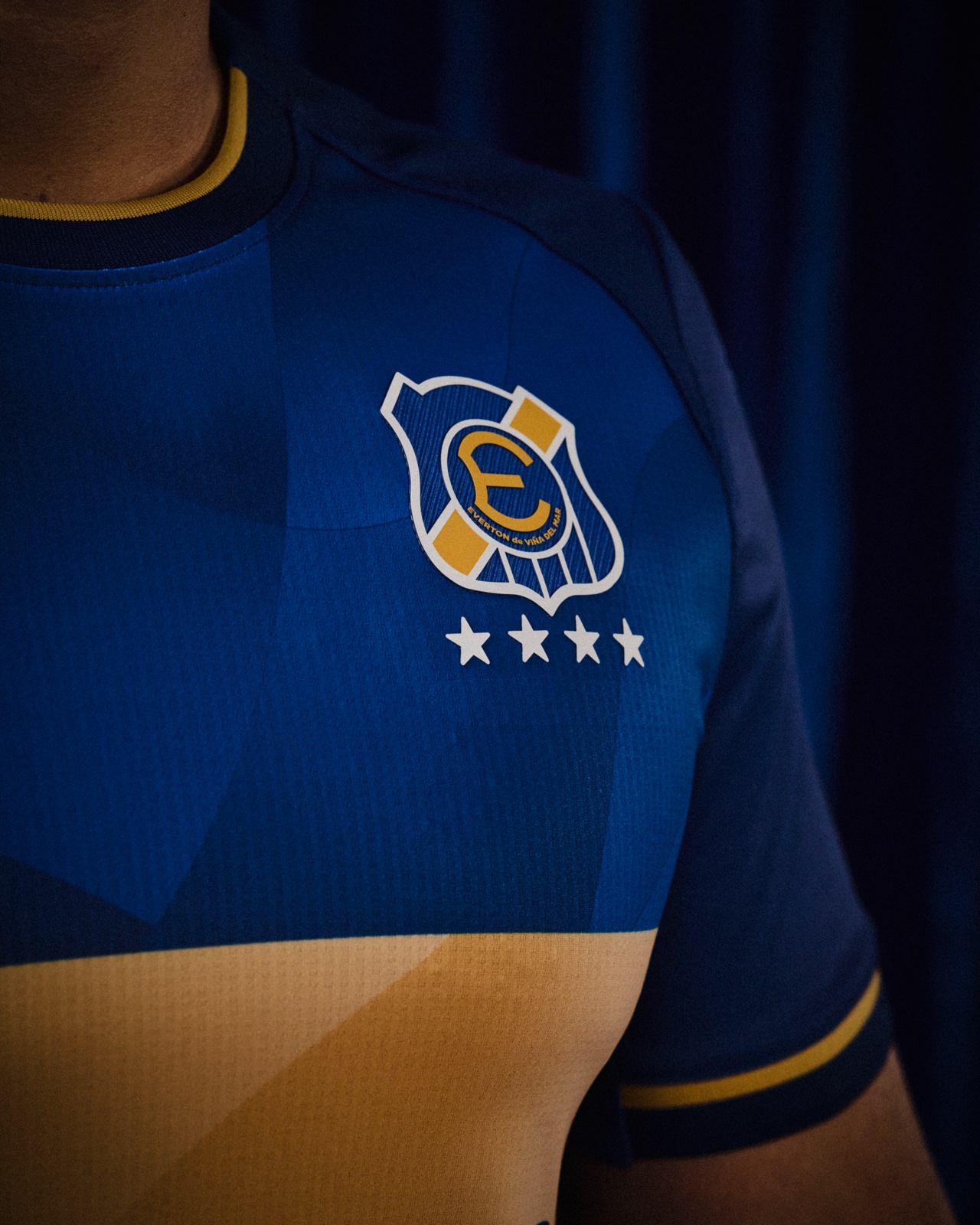 Macro del escudo de Everton en la camiseta oficial