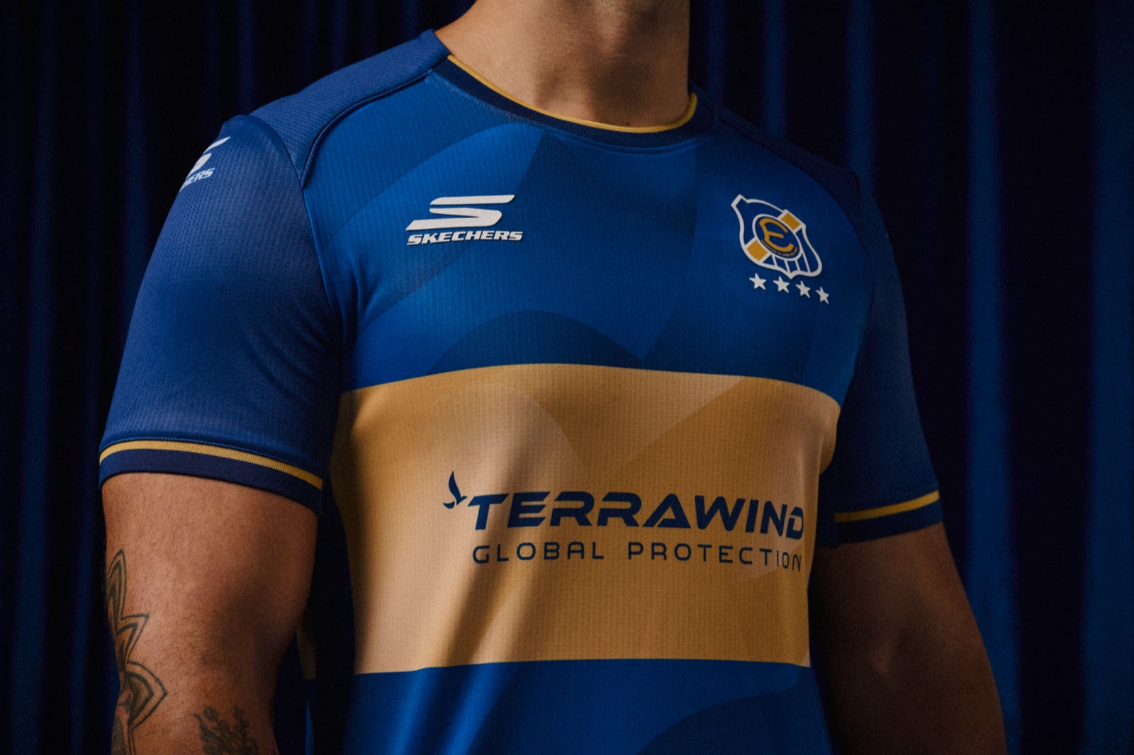 Detalle frontal de la camiseta oficial de Everton