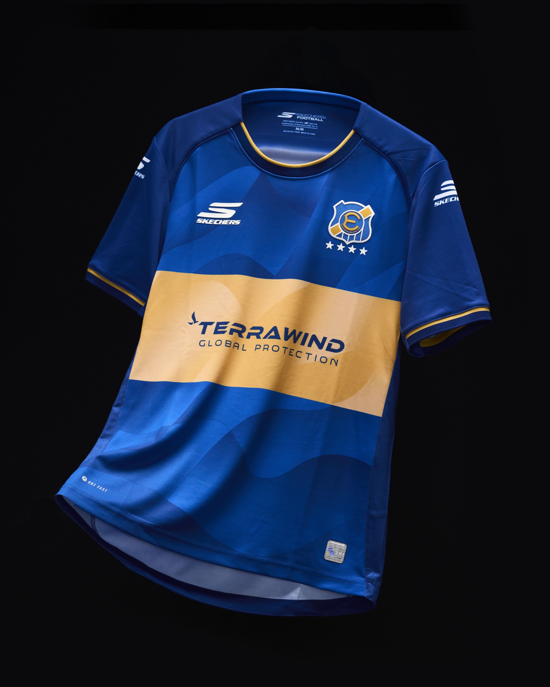 Camiseta oficial de Everton flotando sobre fondo negro