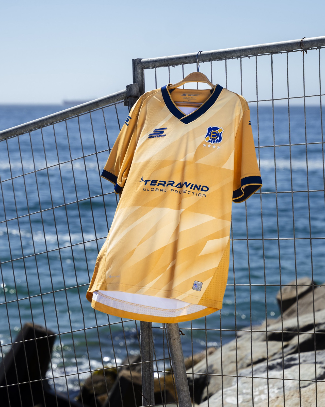 Camiseta amarilla de Everton colgada frente al mar