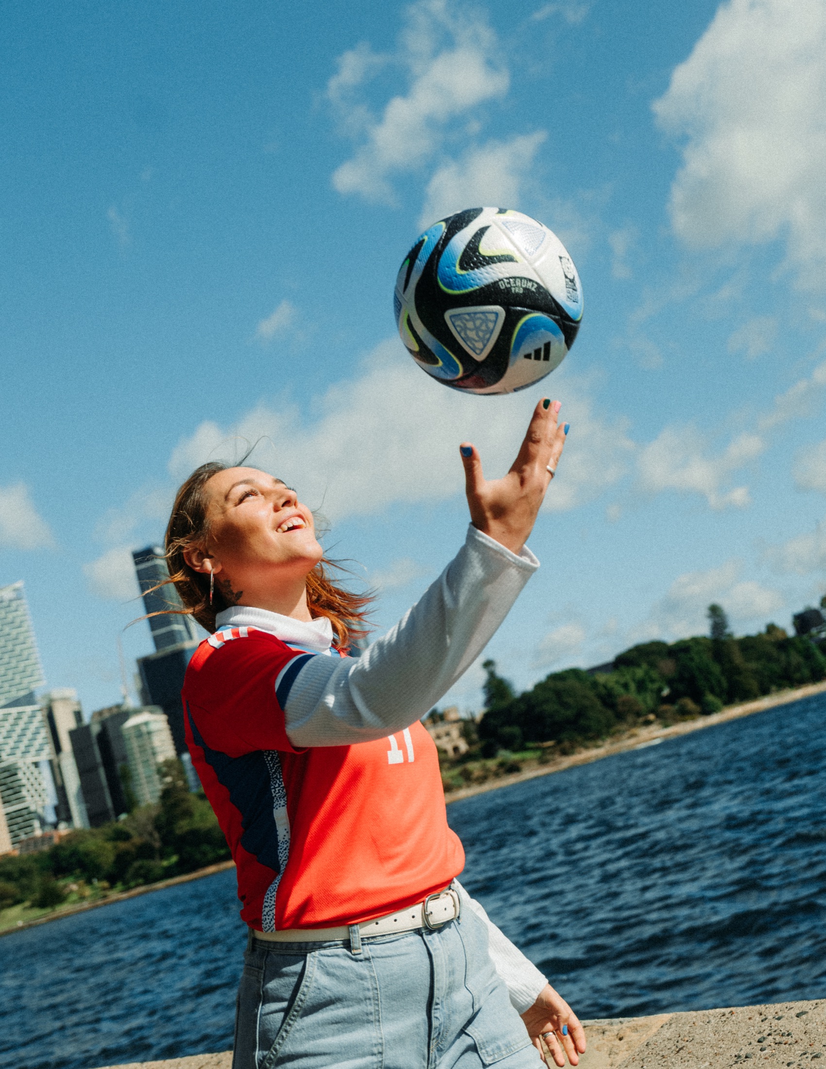 Retrato de campaña con camiseta adidas del Mundial