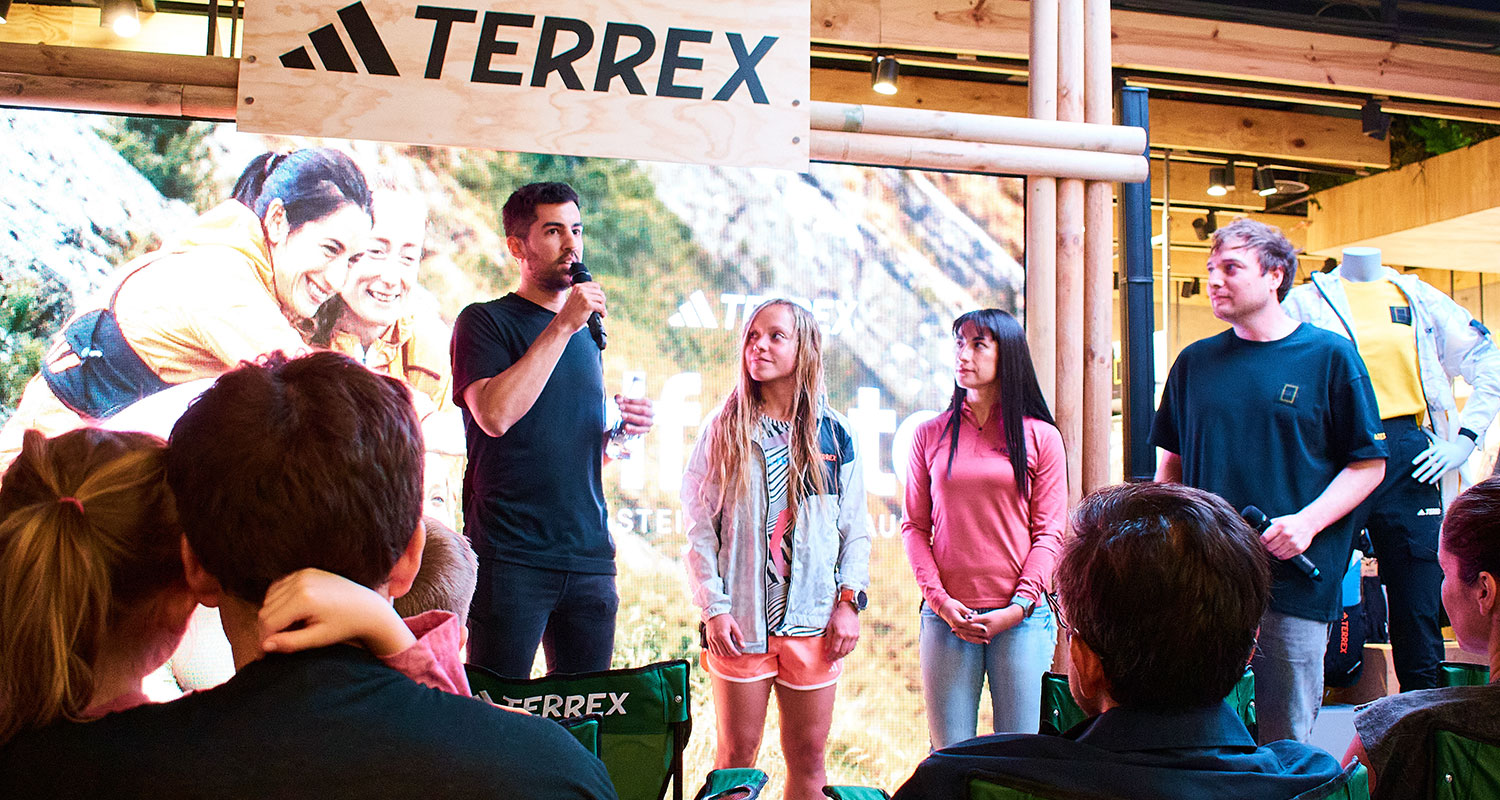 Andrés hablando con micrófono en un evento de adidas Terrex